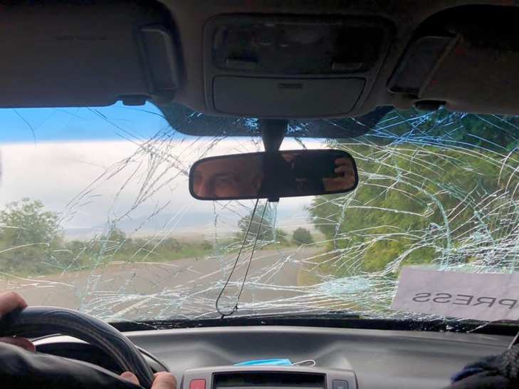 Un grupo de periodistas nacionales y extranjeros fue atacado por la artillería azerbaiyana en la aldea residencial de Martuni en Artsaj.